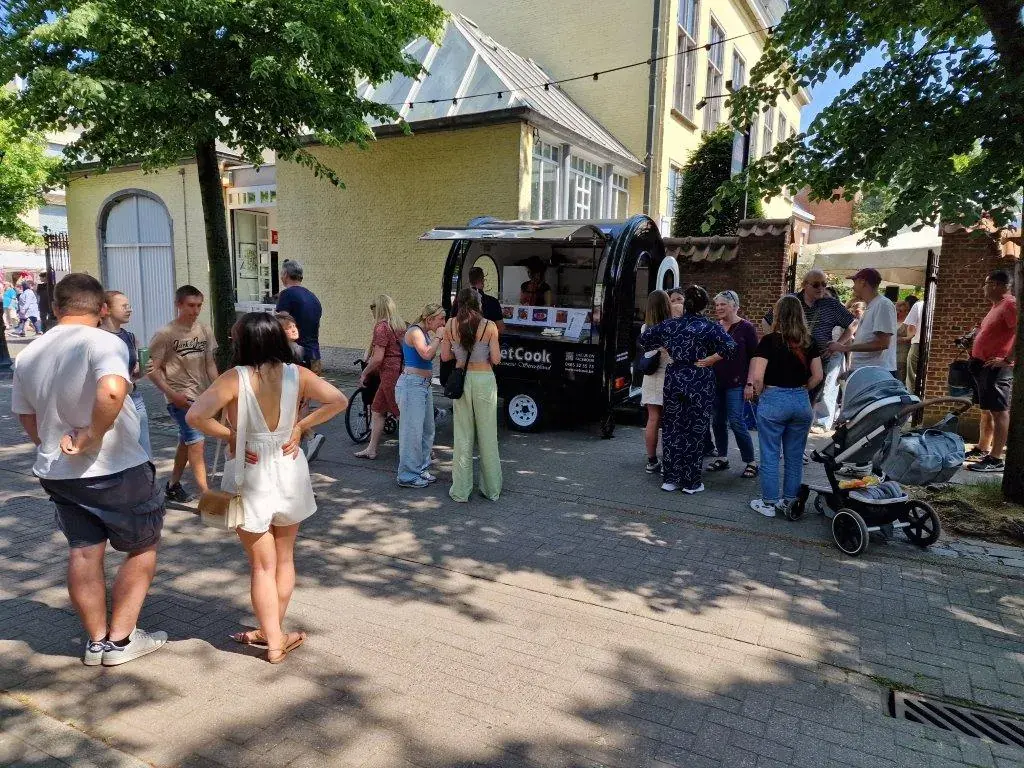 Gasten aan de truck van VietCook