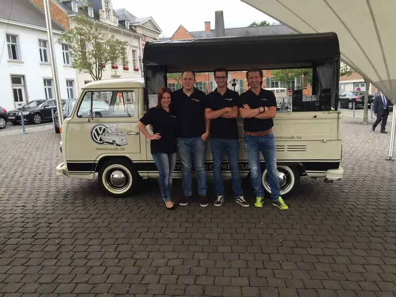 Vw Retro Cafe, koffiebar op wielen uit Antwerpen, te huur via Feestkarhuren.nl
