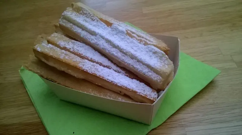 Wafelfrietjes & desserts 'Op Bruno's Wijze, foodtruck voor zoete lekkernijen uit Antwerpen, te huur via Feestkarhuren.nl