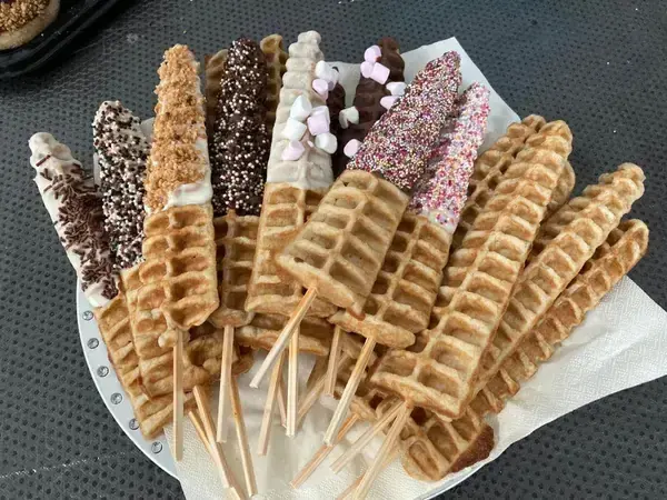 Bord vol wafels op stokje, klaar om te serveren
