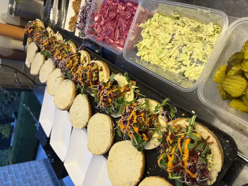 Wagyu en pulled meat foodtruck, BBQ-foodtruck, te huur via Feestkarhuren.nl