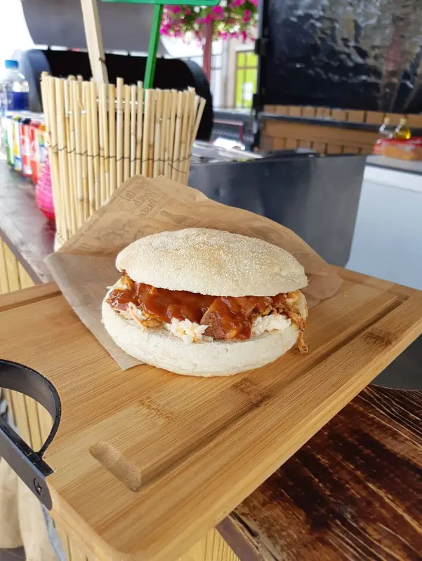 Wally's Bourgondische Wereld, BBQ-foodtruck, te huur via Feestkarhuren.nl