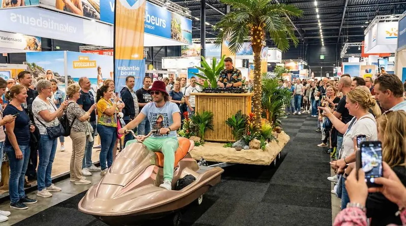 Waterscooter 'Riding the waves, DJ-booth op wielen, te huur via Feestkarhuren.nl