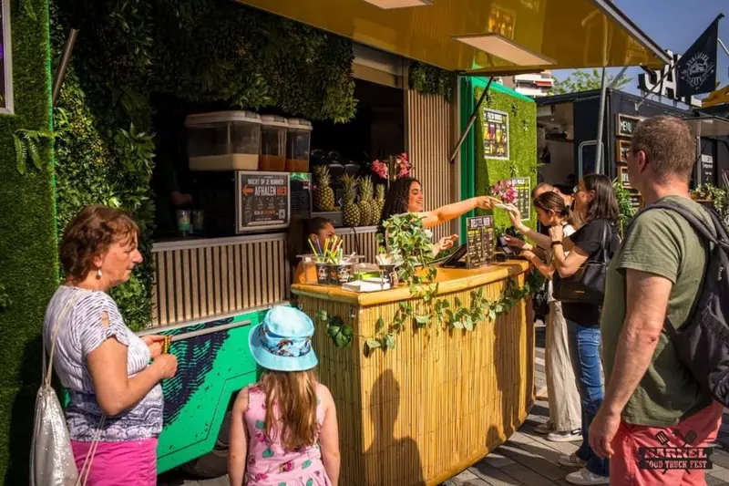 WHealthy Eats & Treats X De JuiceDealer, streetfoodtruck uit Overijssel, te huur via Feestkarhuren.nl