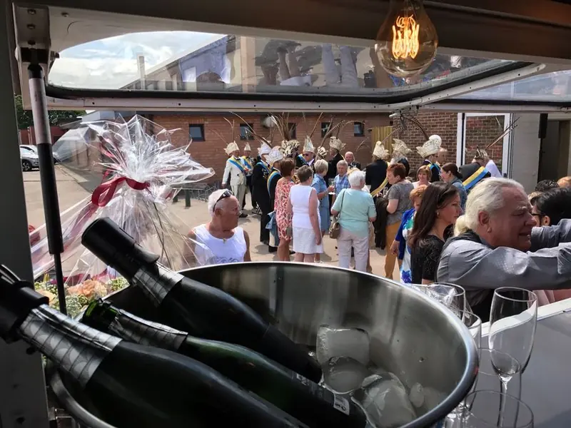 Wijnbar Salute, mobiele cocktailbar uit Limburg (NL), te huur via Feestkarhuren.nl
