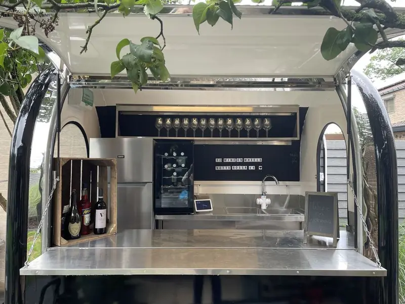 Wine on wheels, mobiele bar, te huur via Feestkarhuren.nl
