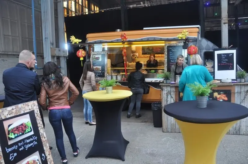 Wok and Roll, Aziatische foodtruck uit Zuid-Holland, te huur via Feestkarhuren.nl