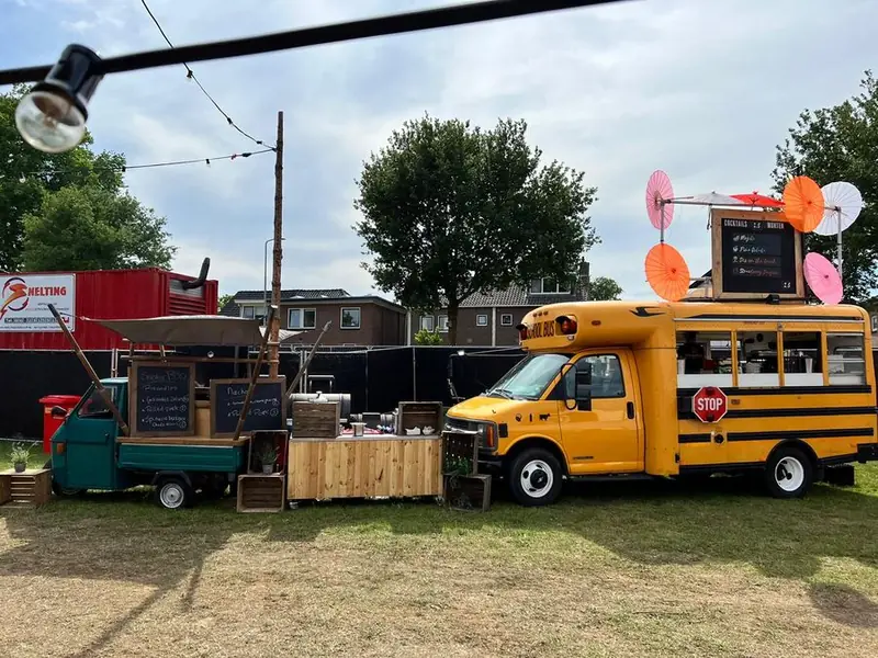 Woodies! Eten en drinken, BBQ-foodtruck, te huur via Feestkarhuren.nl