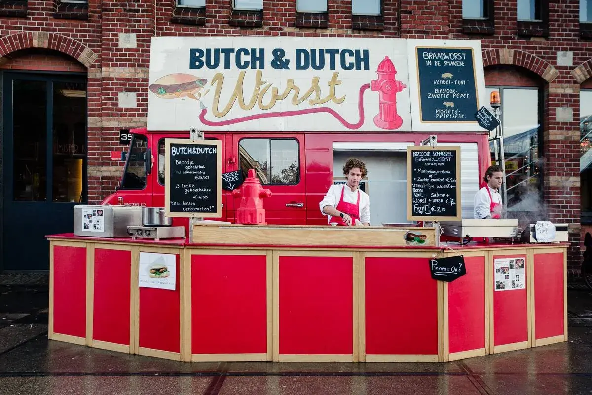 Een rode worstkraam op een event, te huur via Feestkarhuren.nl