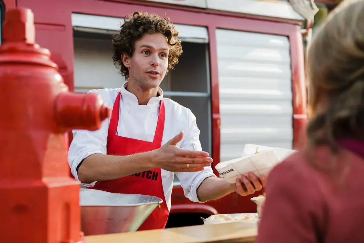 Jarno serveert een broodje worst