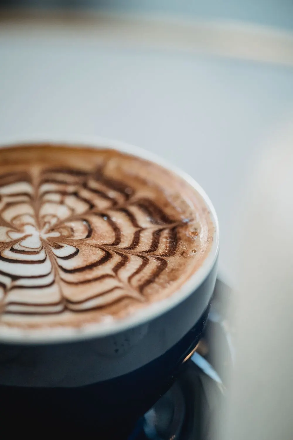 Een cappuccino met latte art in een kopje