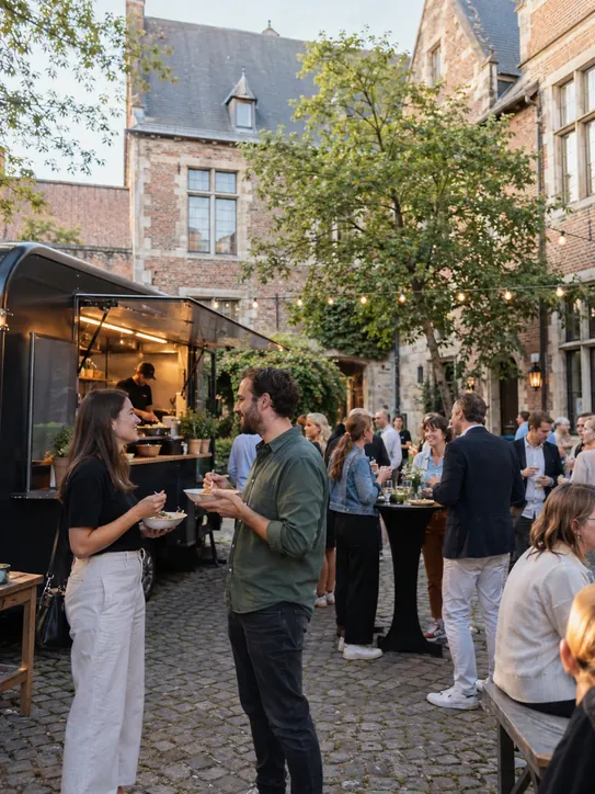 Bedrijfsfeest op een binnenplein, Brussel