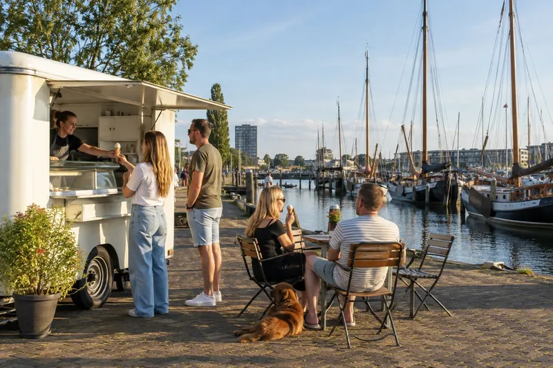 IJskar in de haven met oude zeilschepen bij Lelystad, Flevoland