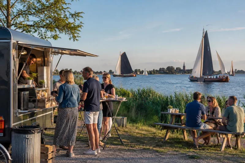 Vistruck bij skûtsjes op een Fries meer, Friesland