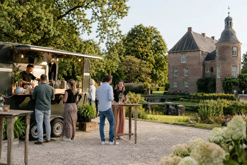Mobiele bar in een kasteeltuin in de Achterhoek, Gelderland