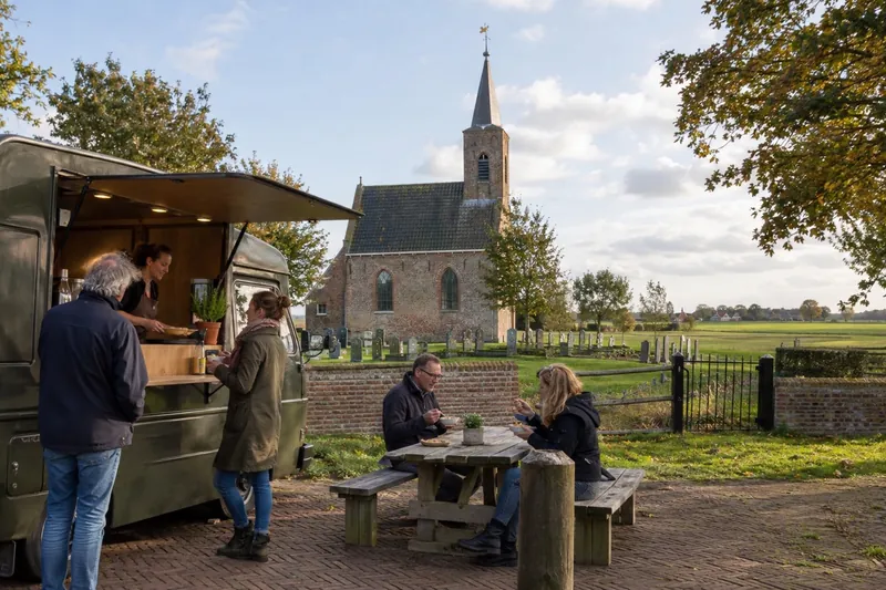 Soeptruck in een wierdedorp met kerkje op het Hogeland, Groningen