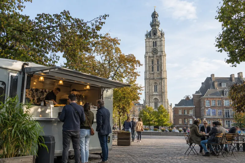 Friettruck bij het belfort van Bergen, Henegouwen