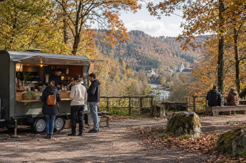 Koffiekar aan een bosweg in de Ardennen in herfstkleuren, Luxemburg