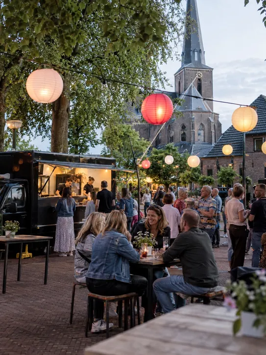 Dorpsfeest onder lampionnen, Noord-Brabant