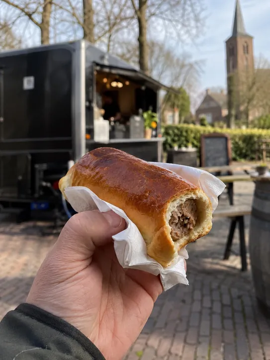 Warm worstenbroodje in de hand, Noord-Brabant