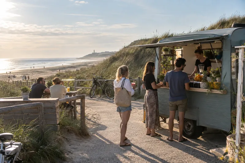 Smoothiebar in de duinen en strand bij Egmond, Noord-Holland