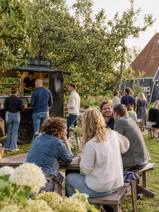 Tuinfeest in een West-Friese boomgaard, Noord-Holland
