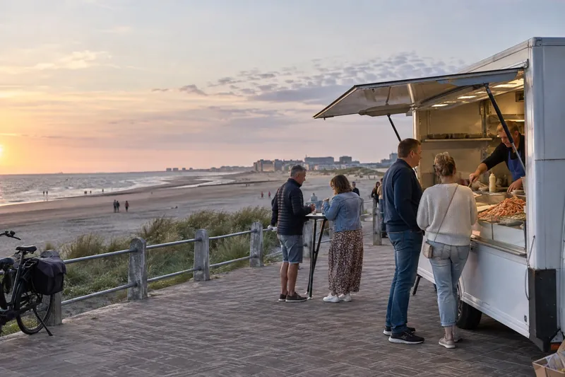 Vistruck op de dijk aan de kust, West-Vlaanderen