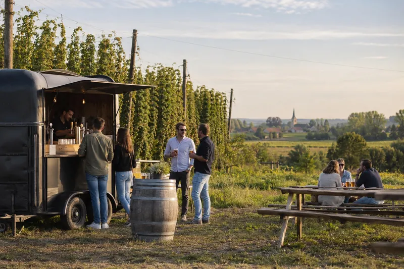 Tapwagen bij de hopvelden in de Westhoek, West-Vlaanderen