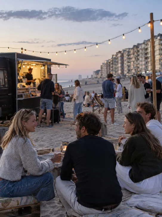 Strandfeest met lichtslingers, West-Vlaanderen