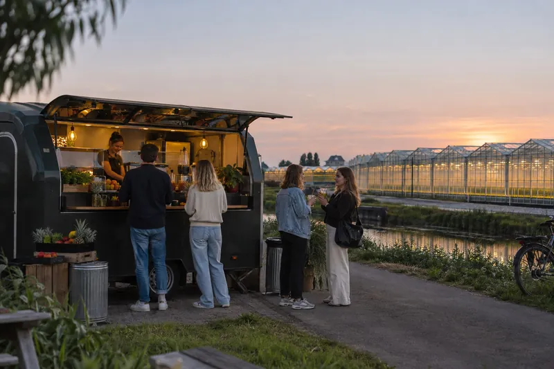 Smoothiebar bij de kassen in het Westland bij schemer, Zuid-Holland