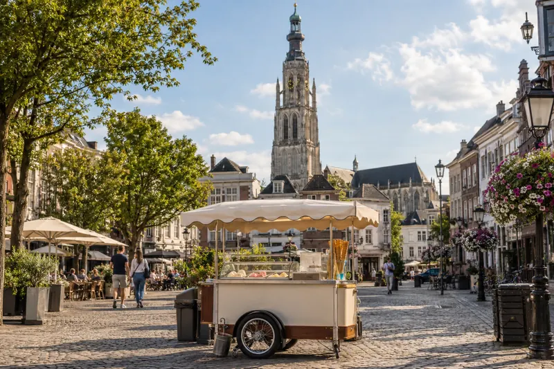 IJskar op de Havermarkt in Breda met de toren van de Grote Kerk