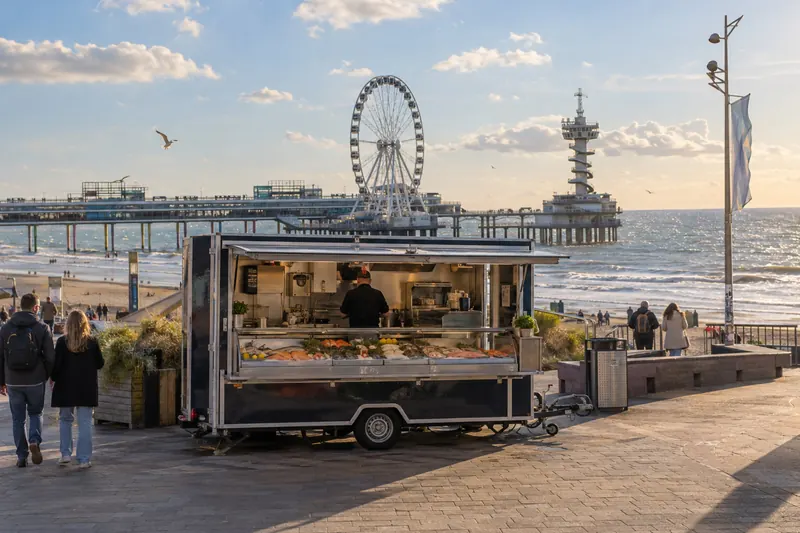 Vistruck op de boulevard van Scheveningen met de pier