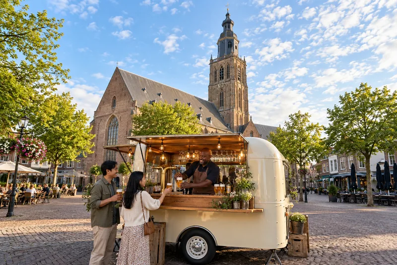 Tapwagen op het Simonsplein in Doetinchem met de Catharinakerk