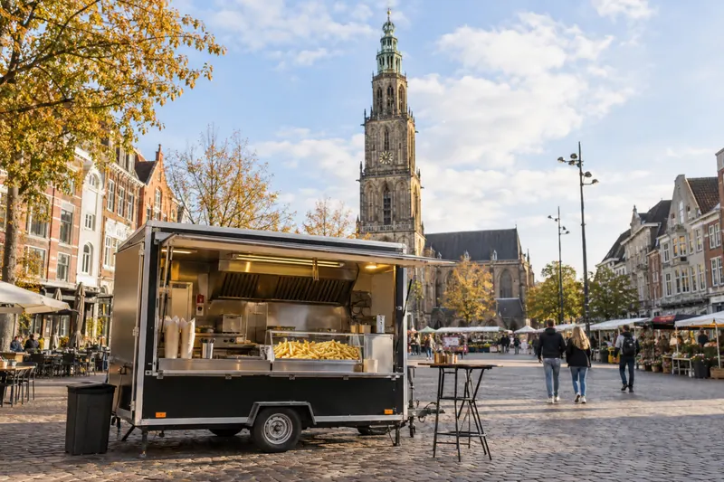 Friettruck op de Grote Markt in Groningen met de Martinitoren