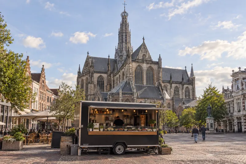 Tacotruck op de Grote Markt in Haarlem voor de Sint-Bavokerk