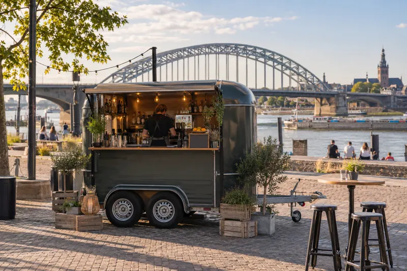 Mobiele cocktailbar aan de Waalkade in Nijmegen met de Waalbrug